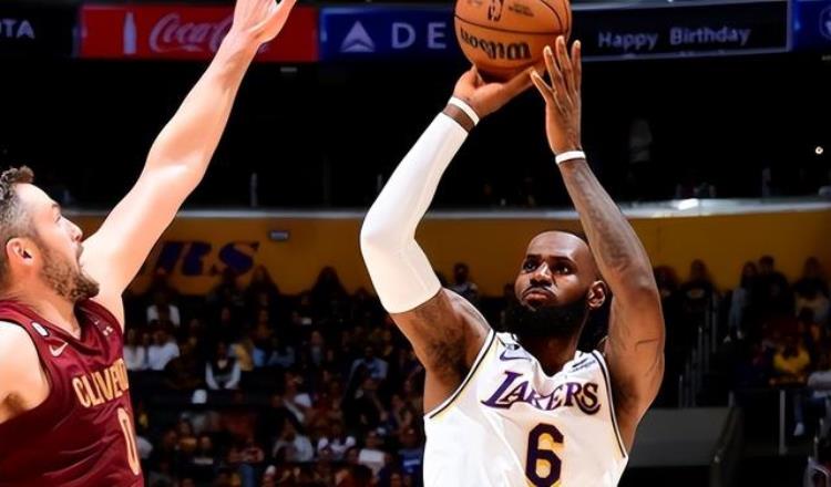 跟奥拉朱旺学脚步的球星「NBA很多球星向奥拉朱旺学习过梦幻脚步那真正学出师有几人」