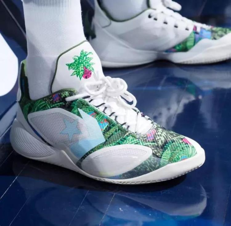 扎克拉文穿的篮球鞋「安踏nba代言人」