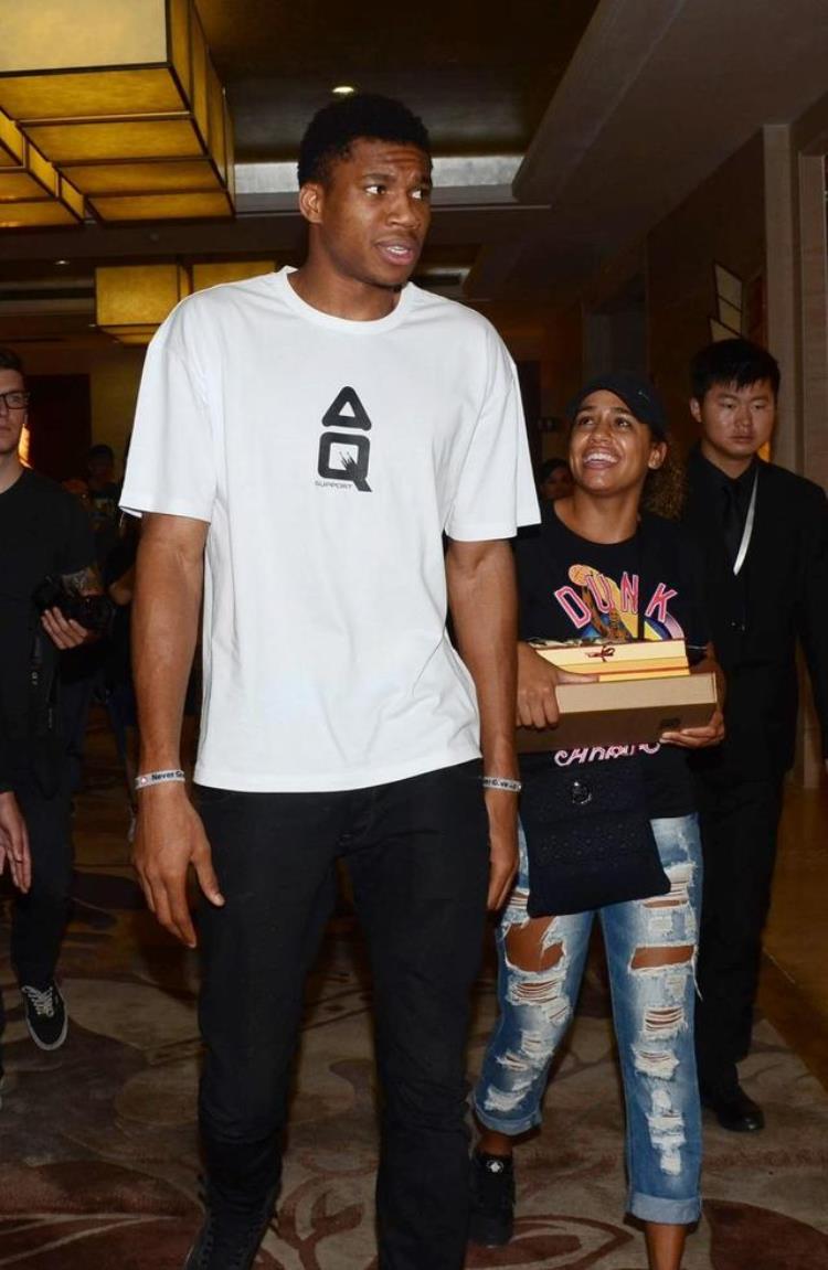 nba球员太太团「长相普通也能进NBA太太团5大超巨4人妻子不好看贤妻良母吃香」