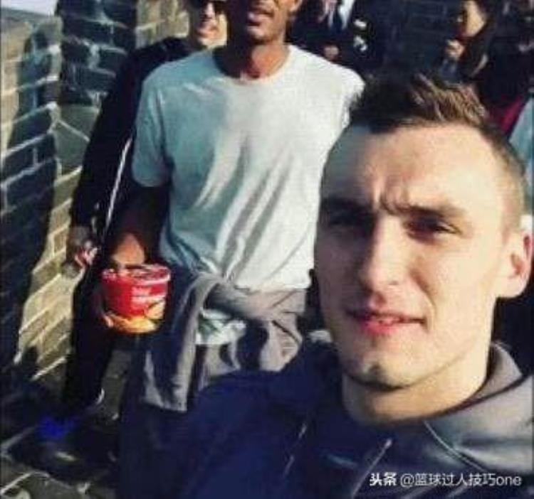 NBA球星登长城照片邓肯穿足力健老人鞋麦迪在长城上搬砖