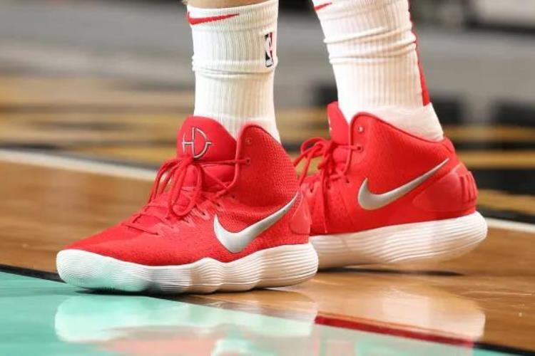 欧文全明星篮球鞋「NBA球员上脚欧文球鞋中国新年配色安踏和匹克都来了」