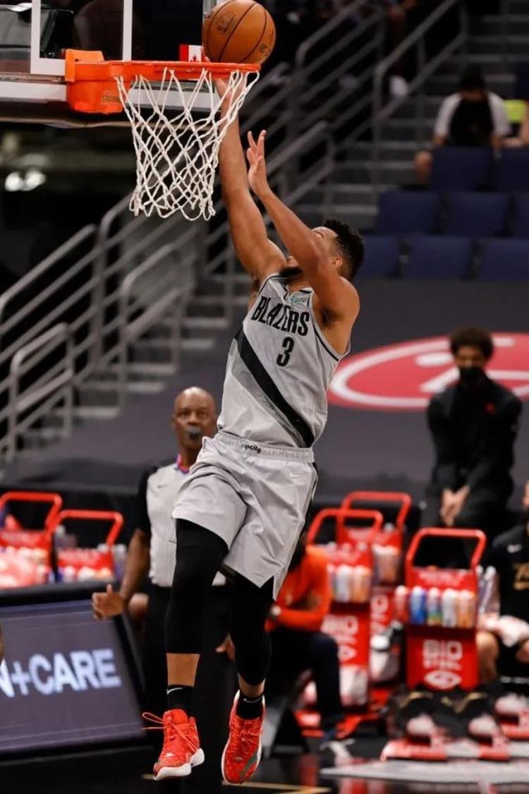 安踏和李宁的篮球鞋「NBA球员上脚安踏和李宁的球鞋都有戈登庄神阿德穿新号码」