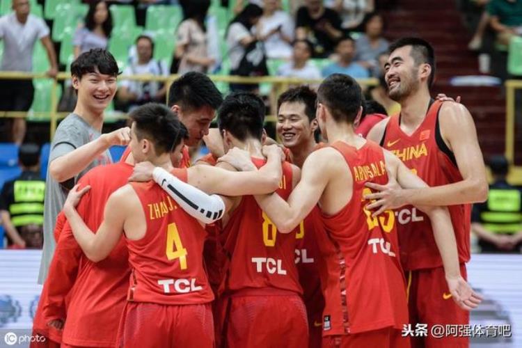 聚焦世界杯中国队首场比赛场边众多大牌一NBA球星穿中国队服