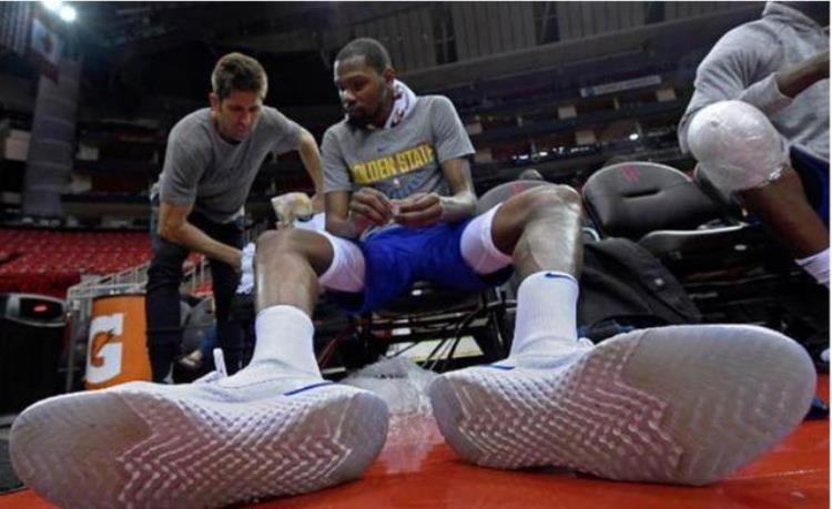 nba球员鞋子多大「NBA球星的鞋子有多大对比普通人你就懂奥尼尔的鞋像小船」