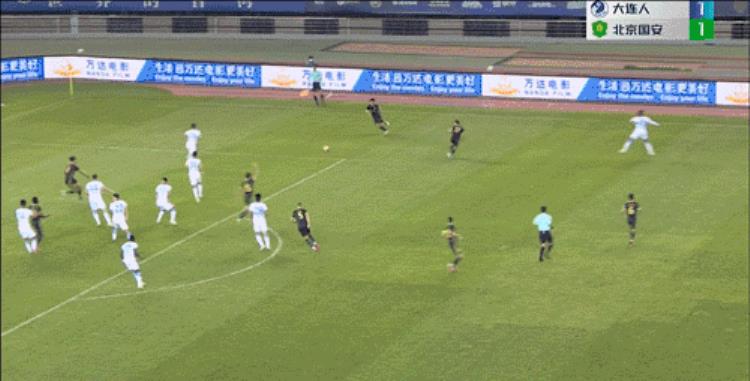 大连队门将「大连人2:2北京国安赛场惊现足球小将的双人射门」