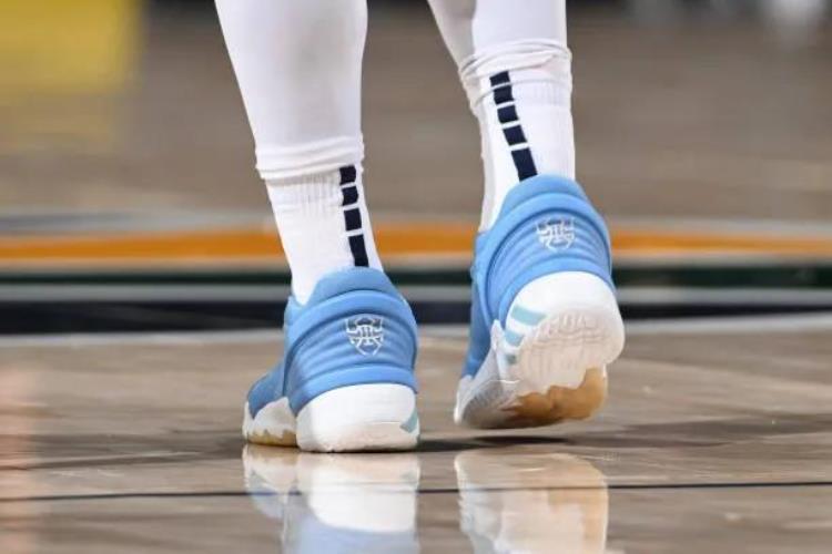 欧文全明星篮球鞋「NBA球员上脚欧文球鞋中国新年配色安踏和匹克都来了」