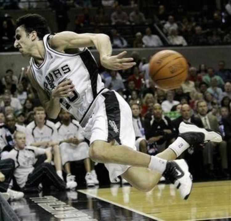 NBA球员救球有多拼命科比落地那刻让人心疼韦德跪地爬行5米