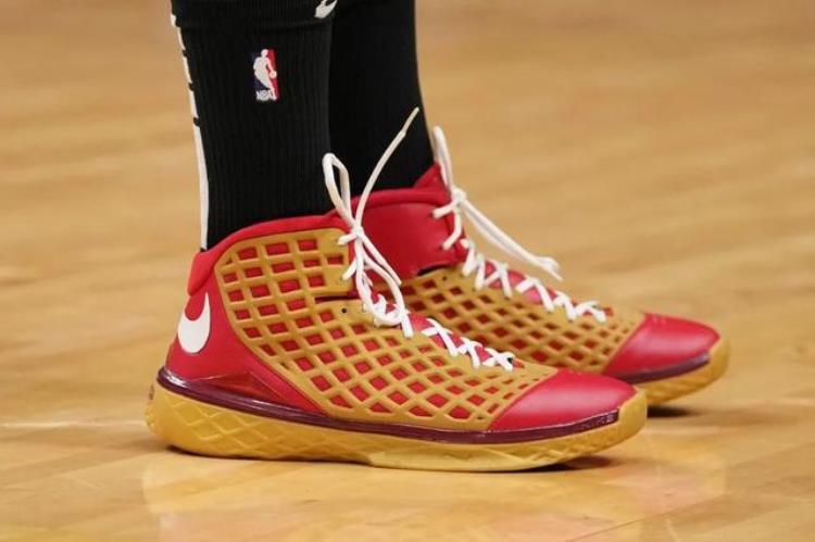 扎克拉文穿的篮球鞋「安踏nba代言人」
