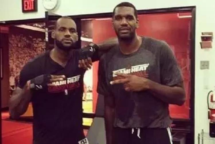 林书豪讨论詹姆斯「狂热球迷林书豪披萨员工詹姆斯NBA巨星被认成路人太尴尬了」