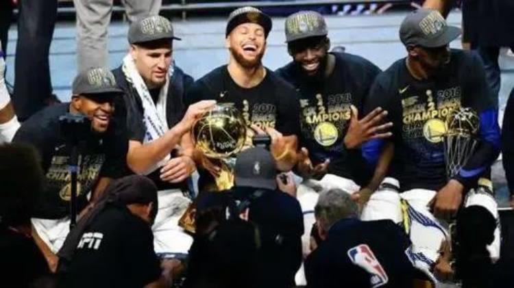 nba冠军历届冠军一览表「近20年NBA历届总冠军一览热火湖人平分秋色勇士独占鳌头」