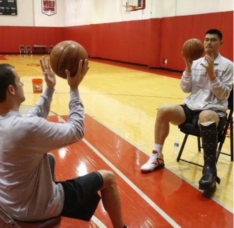 姚明在nba的薪资「你羡慕姚明在NBA赚了6亿工资看了这5张照片也许就不会了」