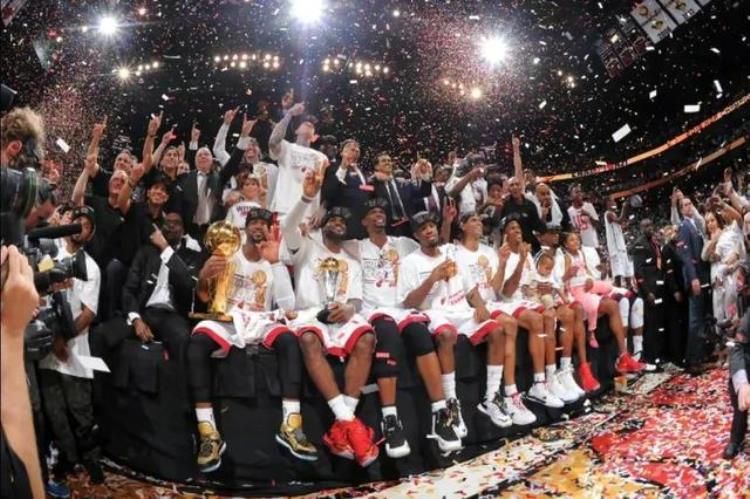 nba冠军历届冠军一览表「近20年NBA历届总冠军一览热火湖人平分秋色勇士独占鳌头」