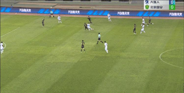 大连人2:2北京国安赛场惊现足球小将的双人射门