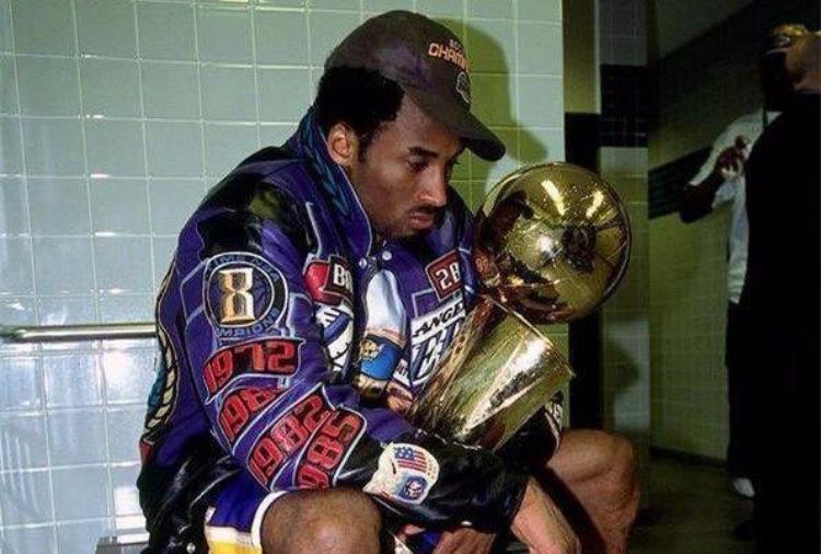 乔丹抱着冠军奖杯哭「NBA巨星夺冠后落泪的5个场面詹姆斯兑现诺言乔丹抱着奖杯大哭」