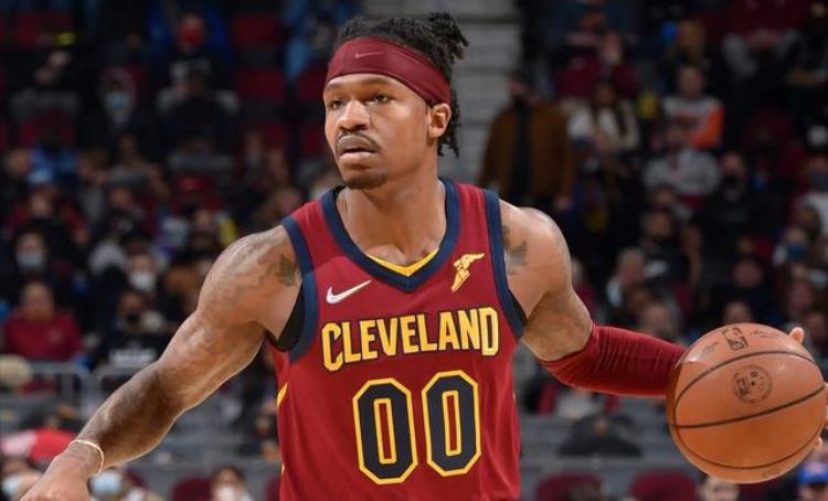 两个NBA球员打个业余联赛都要挥拳相向火药味十足何必呢