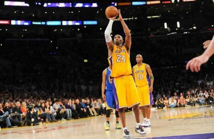 NBA令人泪目10大场面科比跟腱断裂眼眶红润韦德给膝盖敬香槟