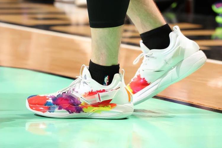 NBA球员上脚克莱穿KT8锦鲤安踏球鞋又多又帅