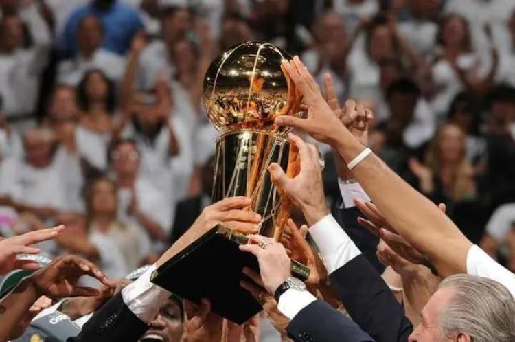nba冠军历届冠军一览表「近20年NBA历届总冠军一览热火湖人平分秋色勇士独占鳌头」
