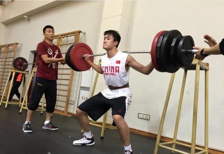勒布朗詹姆斯深蹲多少公斤「詹姆斯练深蹲姚明练深蹲周琦练深蹲没有对比就没有尴尬」