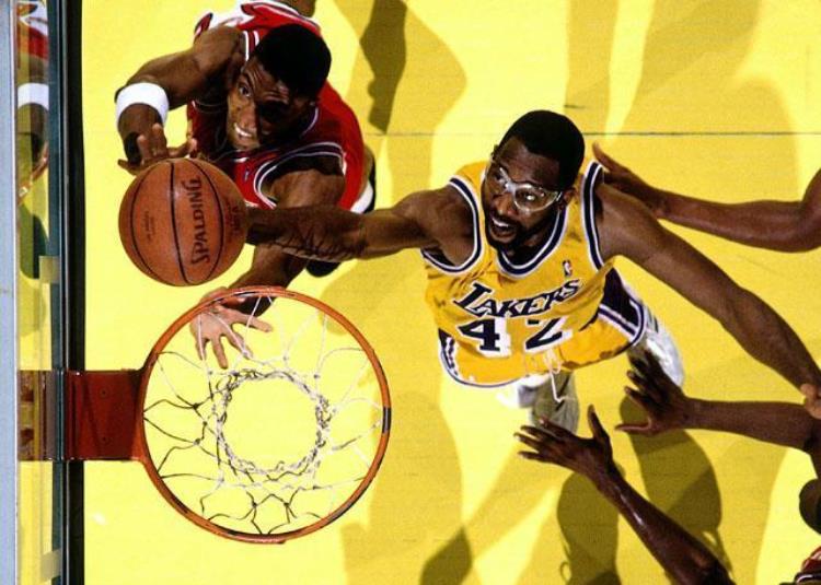 NBA最伟大10大交易安吉卖队魂得高额回报4名酱油球员换贾巴尔
