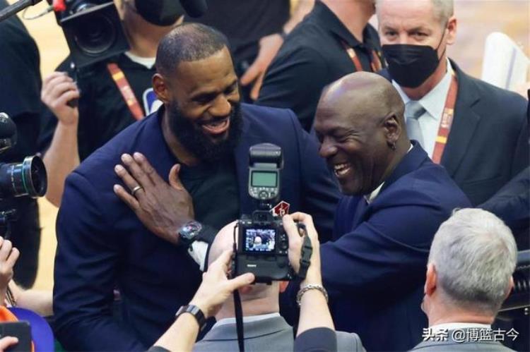 NBA官方75大球星仪式乔丹出场众星捧月第一地位不可动摇