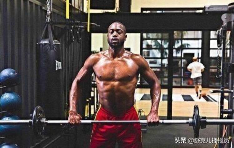 NBA十大奇葩训练库里蒙眼演绎极致技巧詹姆斯抬轮胎展现怪力