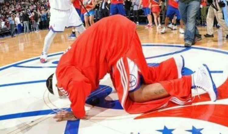 NBA令人泪目10大场面科比跟腱断裂眼眶红润韦德给膝盖敬香槟