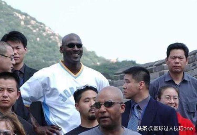 NBA球星登长城照片邓肯穿足力健老人鞋麦迪在长城上搬砖