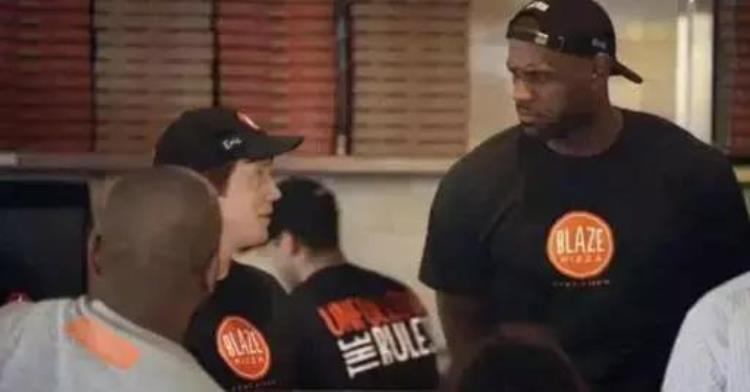 林书豪讨论詹姆斯「狂热球迷林书豪披萨员工詹姆斯NBA巨星被认成路人太尴尬了」