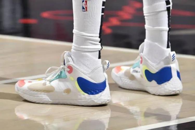 欧文全明星篮球鞋「NBA球员上脚欧文球鞋中国新年配色安踏和匹克都来了」