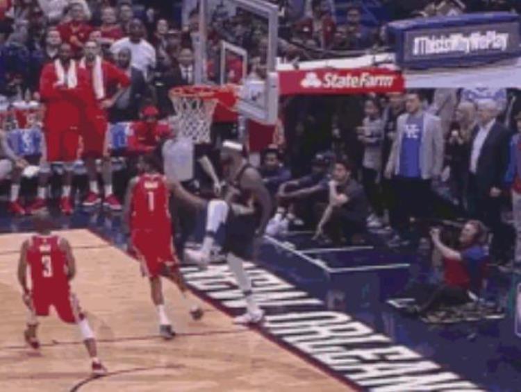 NBA球员救球有多拼命科比落地那刻让人心疼韦德跪地爬行5米