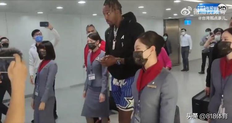 拉风!霍华德空降台湾省桃园机场,左拥右抱搂4大空姐,数百球迷接机