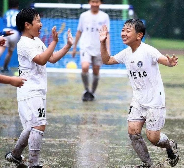 深圳王之者足球下雨天小朋友要不要继续踢足球
