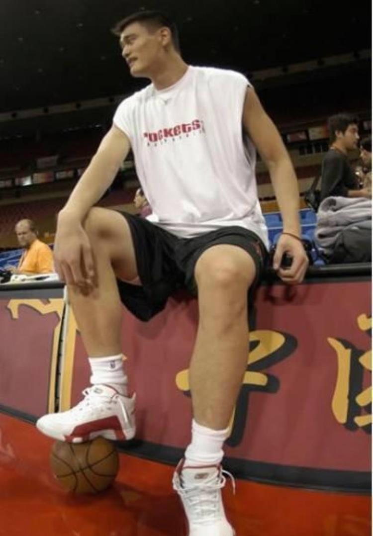 nba球员鞋子多大「NBA球星的鞋子有多大对比普通人你就懂奥尼尔的鞋像小船」