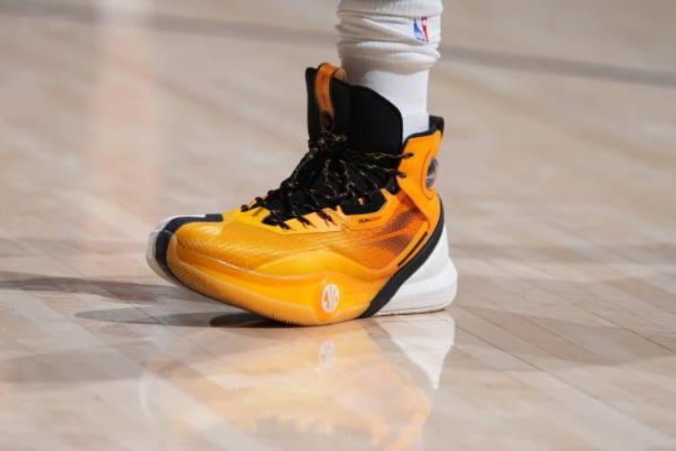kobe5紫金湖人真假对比「NBA球员上脚杰伦穿Kobe5紫金湖人中国球鞋真的帅」