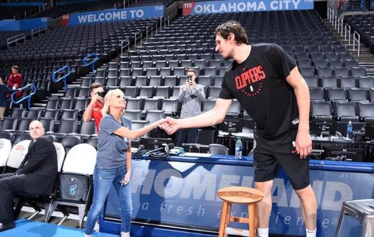 NBA大手怪乔丹单手能够提南瓜博班用iPad当手机