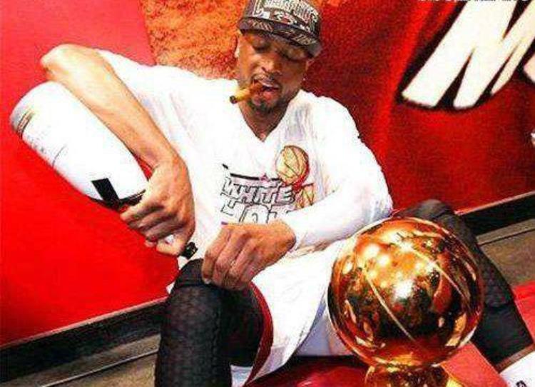 NBA令人泪目10大场面科比跟腱断裂眼眶红润韦德给膝盖敬香槟
