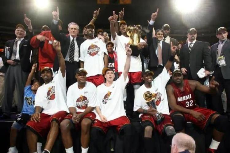 nba冠军历届冠军一览表「近20年NBA历届总冠军一览热火湖人平分秋色勇士独占鳌头」