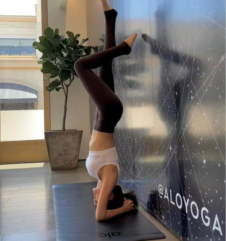 NBA女主播周玲安近照身穿黑色瑜伽裤和运动背心尽显完美身材