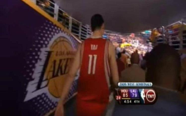 NBA令人泪目10大场面科比跟腱断裂眼眶红润韦德给膝盖敬香槟