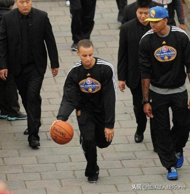 NBA球星登长城照片邓肯穿足力健老人鞋麦迪在长城上搬砖
