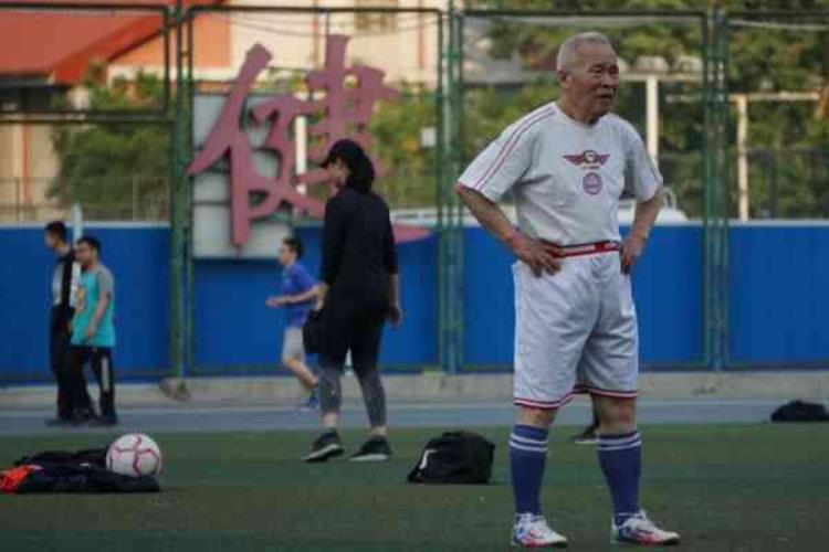 北京交大足球队「在北交大球场已踢球34年82岁明星小将进攻守门都不含糊」