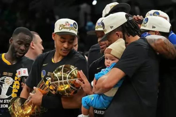 nba冠军历届冠军一览表「近20年NBA历届总冠军一览热火湖人平分秋色勇士独占鳌头」