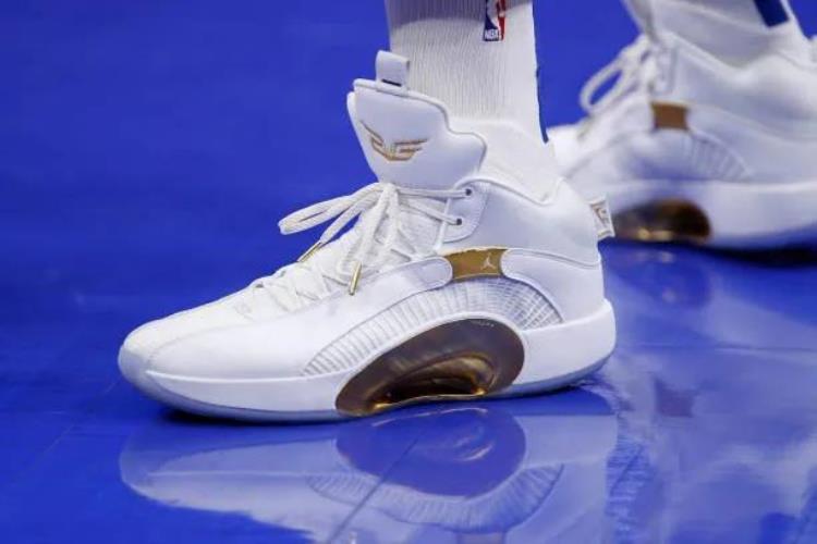 欧文全明星篮球鞋「NBA球员上脚欧文球鞋中国新年配色安踏和匹克都来了」