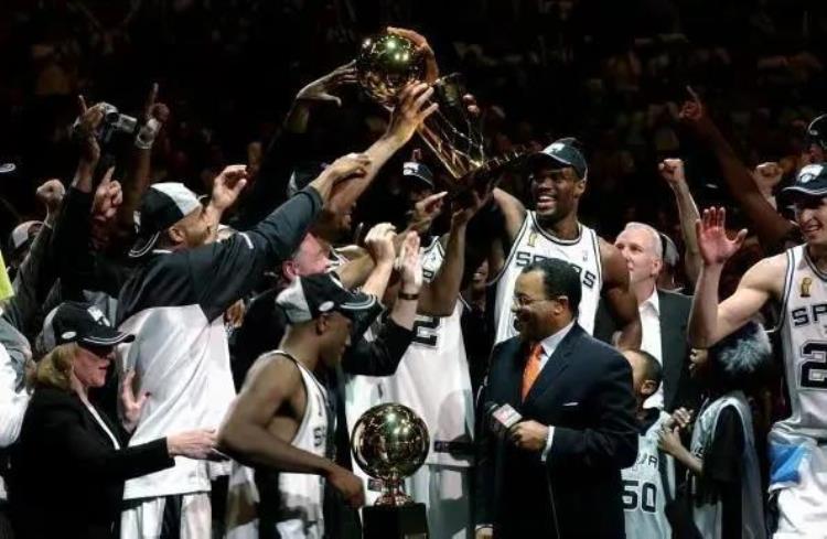 nba冠军历届冠军一览表「近20年NBA历届总冠军一览热火湖人平分秋色勇士独占鳌头」