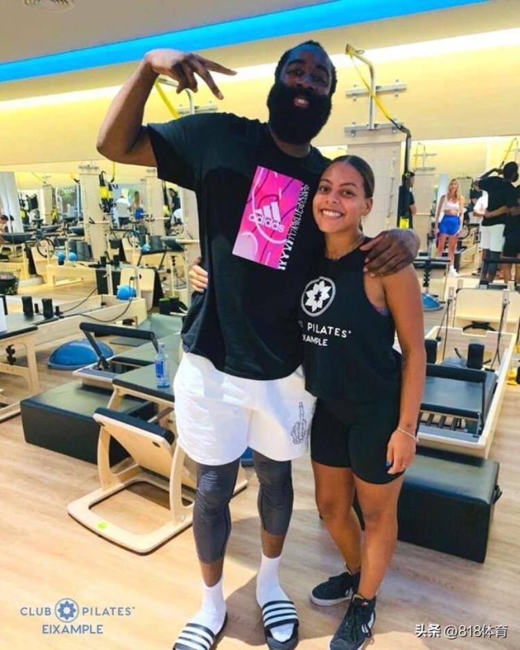 女人缘!哈登光顾巴塞罗那普拉提俱乐部,搂着3位白人美女咧嘴大笑