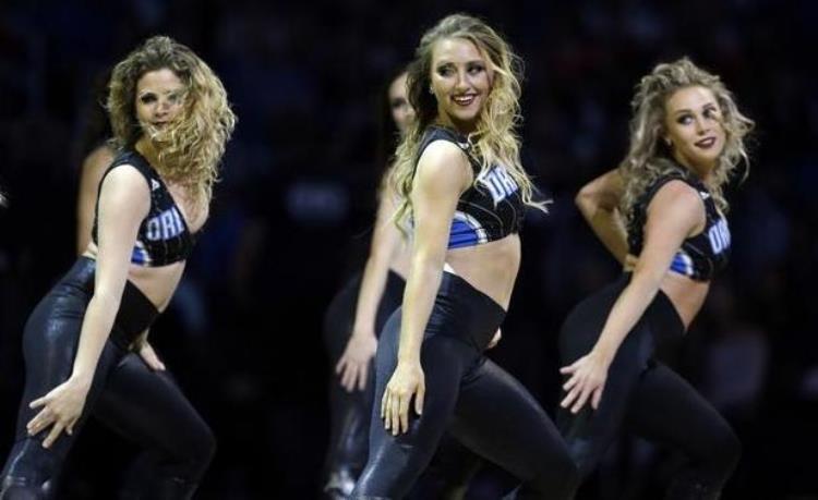 NBA啦啦队热舞「NBA啦啦队热舞火爆却遭遇穿衣潜规则背后是一把心酸」