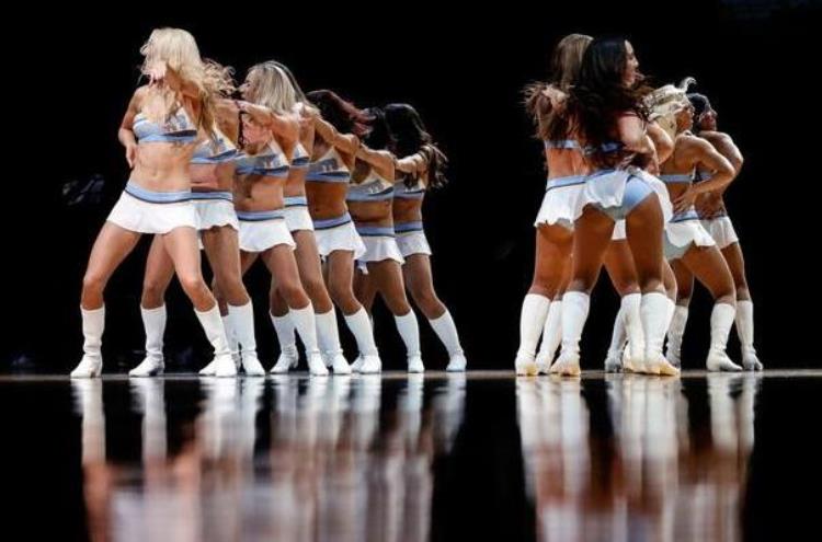 NBA啦啦队热舞「NBA啦啦队热舞火爆却遭遇穿衣潜规则背后是一把心酸」