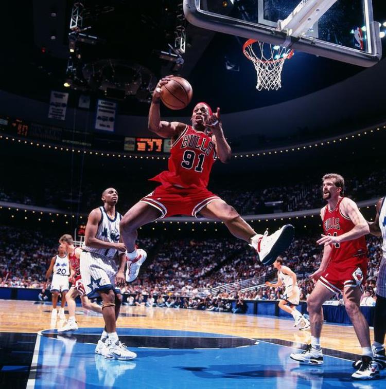 罗德曼 只服乔丹「深度大虫罗德曼当年在NBA联盟里谁都不服为什么就是服乔丹」