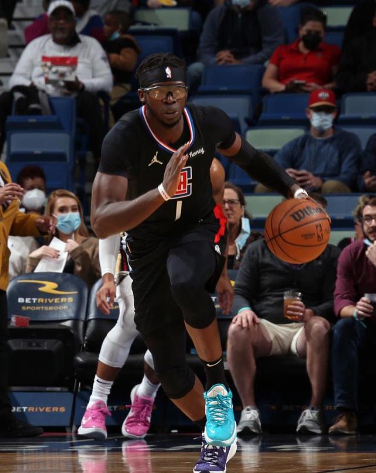 NBA掉鞋「NBA罕见搞笑一幕快船球星掉鞋后光脚突破抛投命中也是拼了」